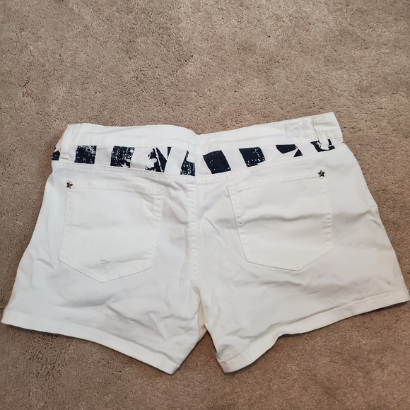 Festive shorts - Picture 2 of 3